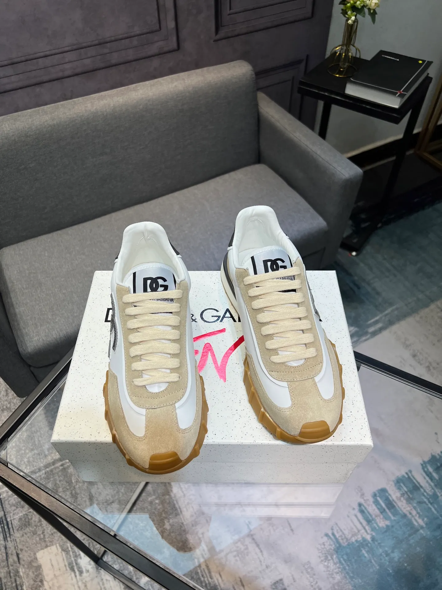 Men's shoes 💰560 Dolce&Gabbana D&G's latest casual sports shoes. Original purchase, development and production. DG's latest explosion. The tongue has the brand's iconic details. It is fashionable and versatile and can add luster to various looks. Create an exquisite design with unique dynamic vitality and modern atmosphere, showing modern and elegant style. Exquisite packaging at the delivery counter🛍📦 ▪️Fabric: Original customized cowhide, lining: Original customized breathable lining, Size: Men's 38-44 (45 46 customized)